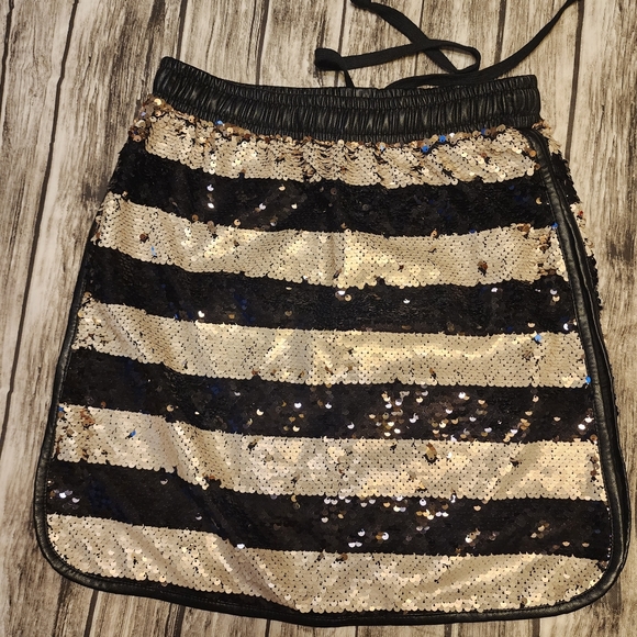 Gianni Bini Size XS sequin mini skirt. - Picture 2 of 6